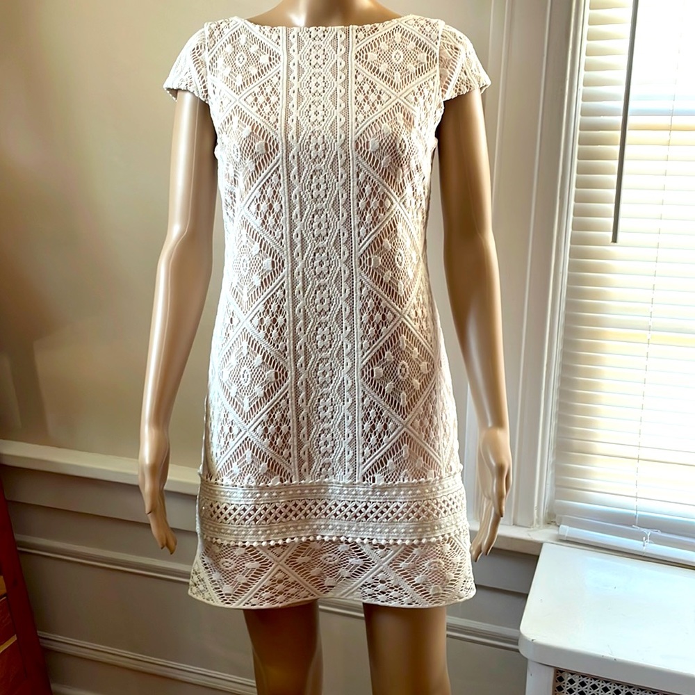 VINCE CAMUTO 2P nude white dress beautiful and super comfy for any event